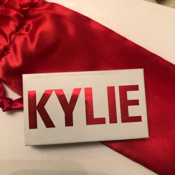 KYLIE Cosmetics Ltd Edition KISS ME Mini Eyeshadow - Picture 2 of 4